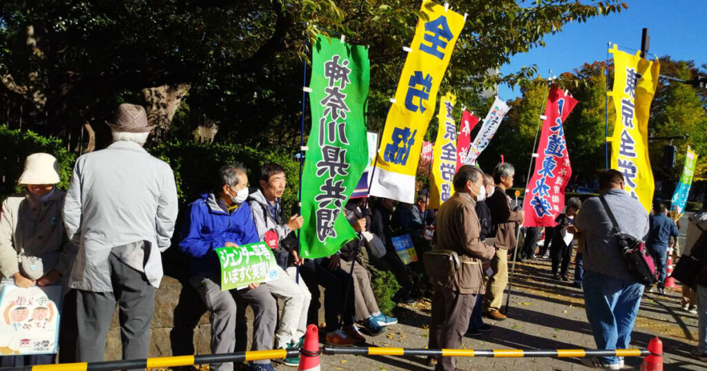 壇上からのアピールを聞く様子